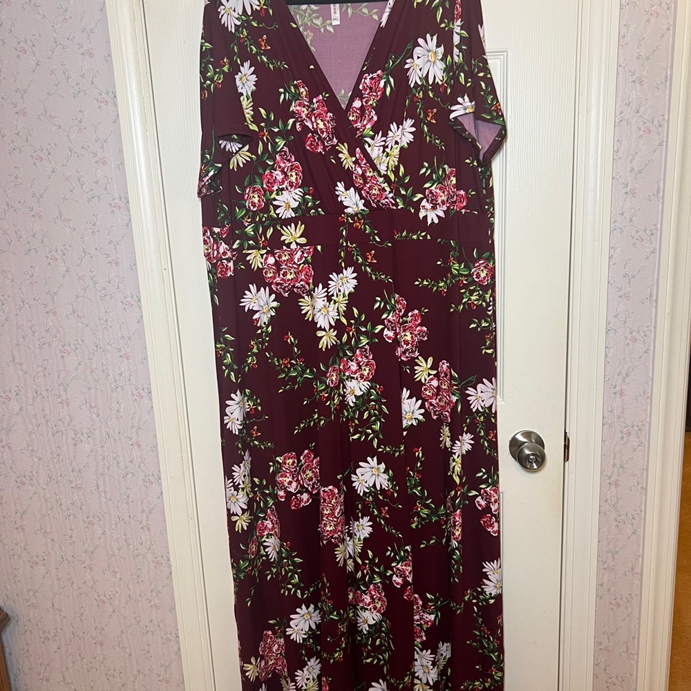 Chic Floral Maxi Dress in Burgundy